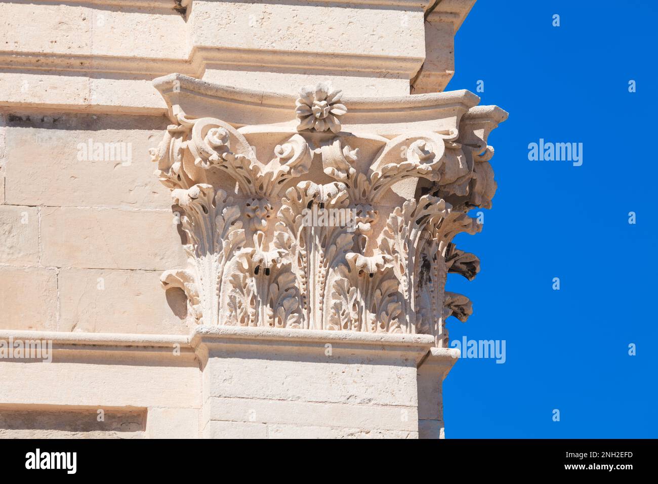 Colonne Corinthienne avec moulage en stuc . Ordres grecs de style corinthien Banque D'Images