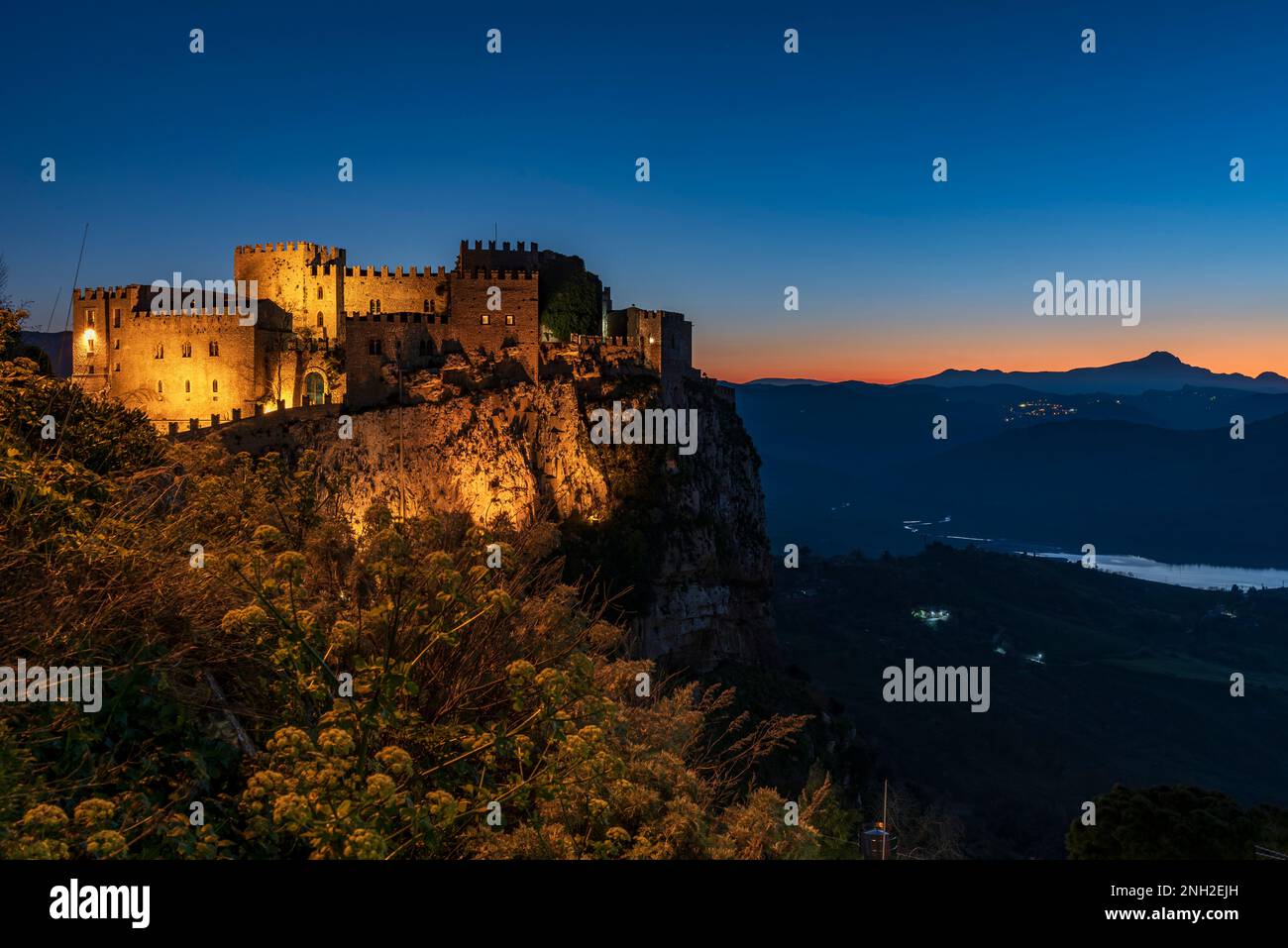 Vue panoramique du château de Caccamo au crépuscule, Sicile Banque D'Images