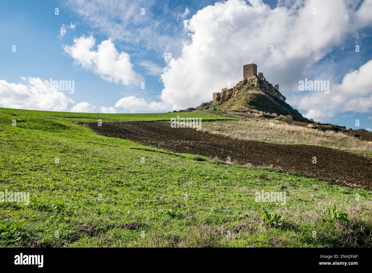 Vue panoramique sur le château de Cefalà Diana, Sicile Banque D'Images