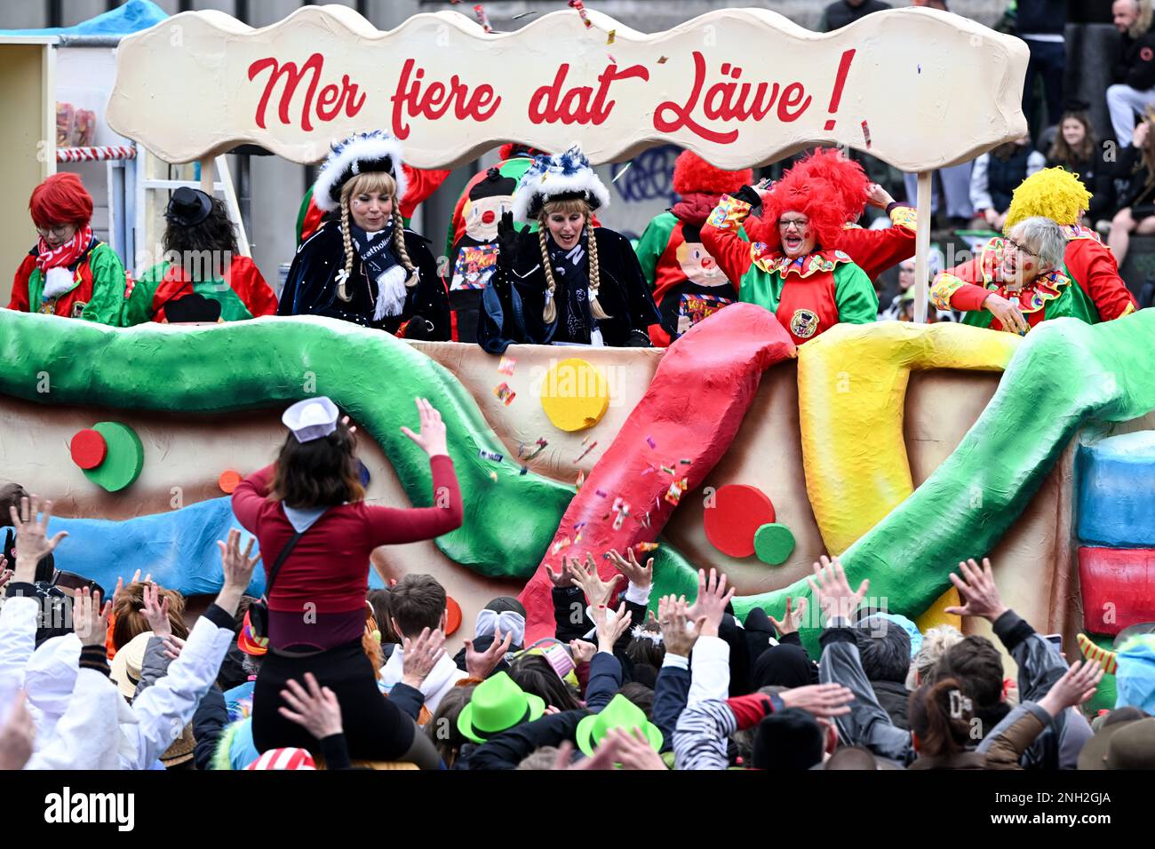 Düsseldorf, Allemagne. 20th févr. 2023. 'Plus fier dat Läwe!' (nous célébrons la vie) est la devise sur un flotteur dans la parade. Düsseldorf organise son premier défilé du lundi de la Rose en trois ans ; en 2021 et 2022, les défilés ont été annulés en raison de Corona. Credit: Federico Gambarini/dpa/Alay Live News Banque D'Images