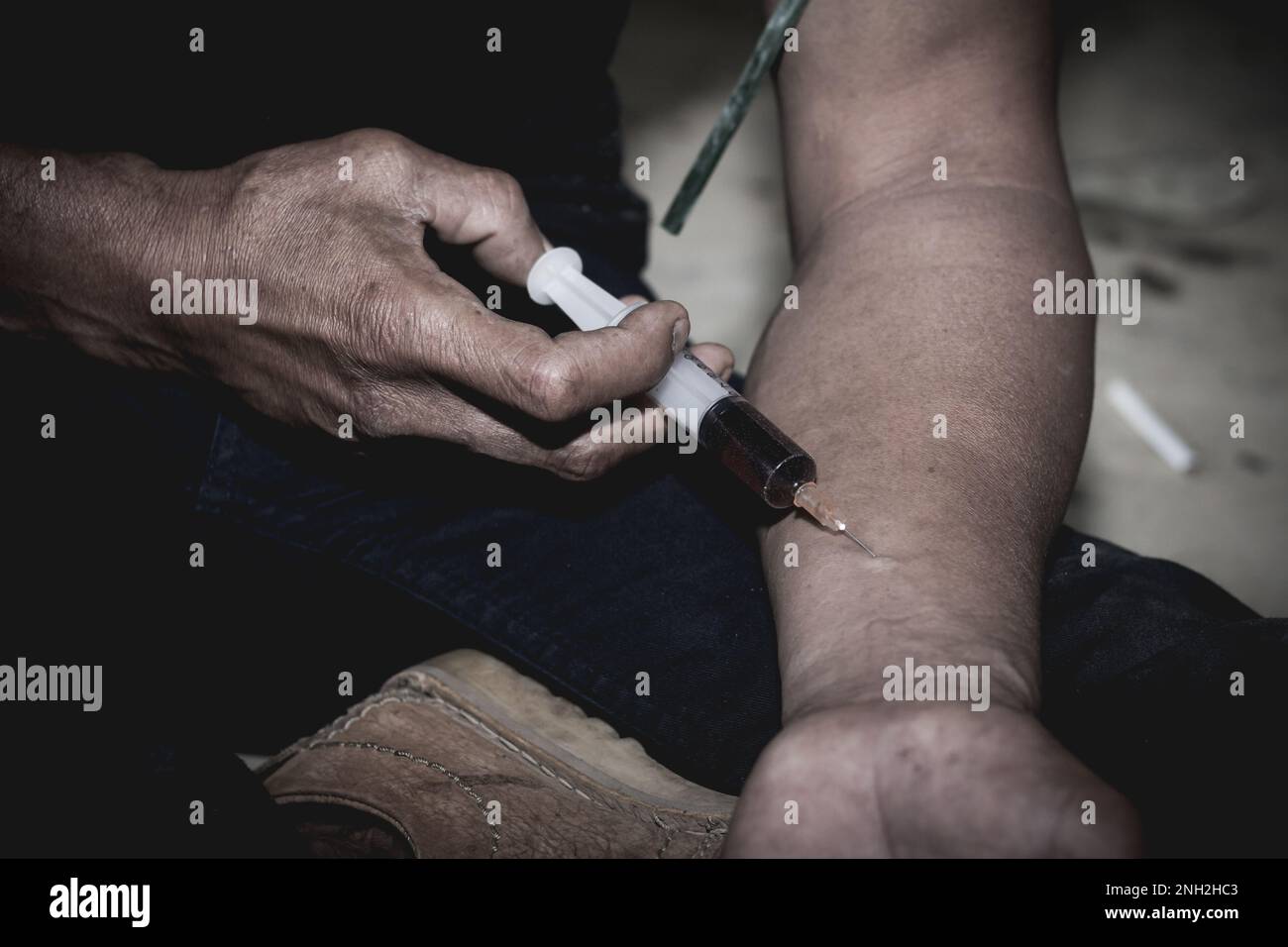 Les hommes prennent des drogues, le concept de la criminalité et de la toxicomanie. 26 juin, Journée internationale contre l'abus et le trafic illicite des drogues Banque D'Images