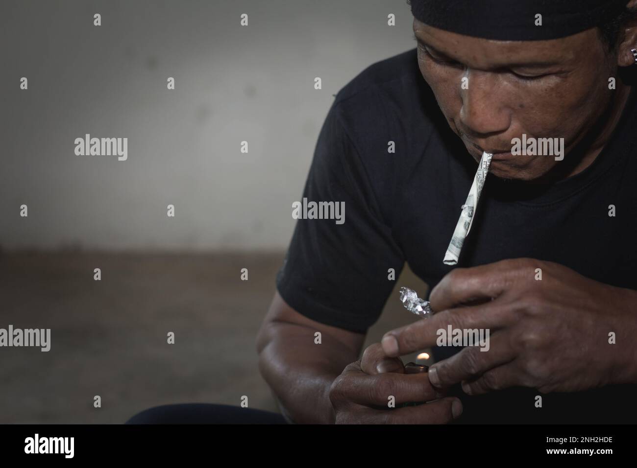 Les hommes prennent des drogues, le concept de la criminalité et de la toxicomanie. 26 juin, Journée internationale contre l'abus et le trafic illicite des drogues Banque D'Images