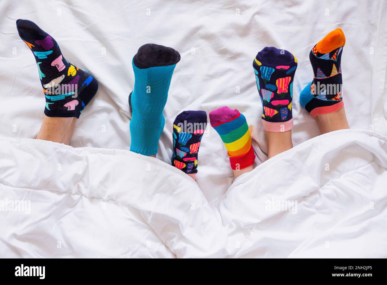 Chaussettes colorées sur les pieds comme un symbole de la Journée mondiale du syndrome de Down. Banque D'Images