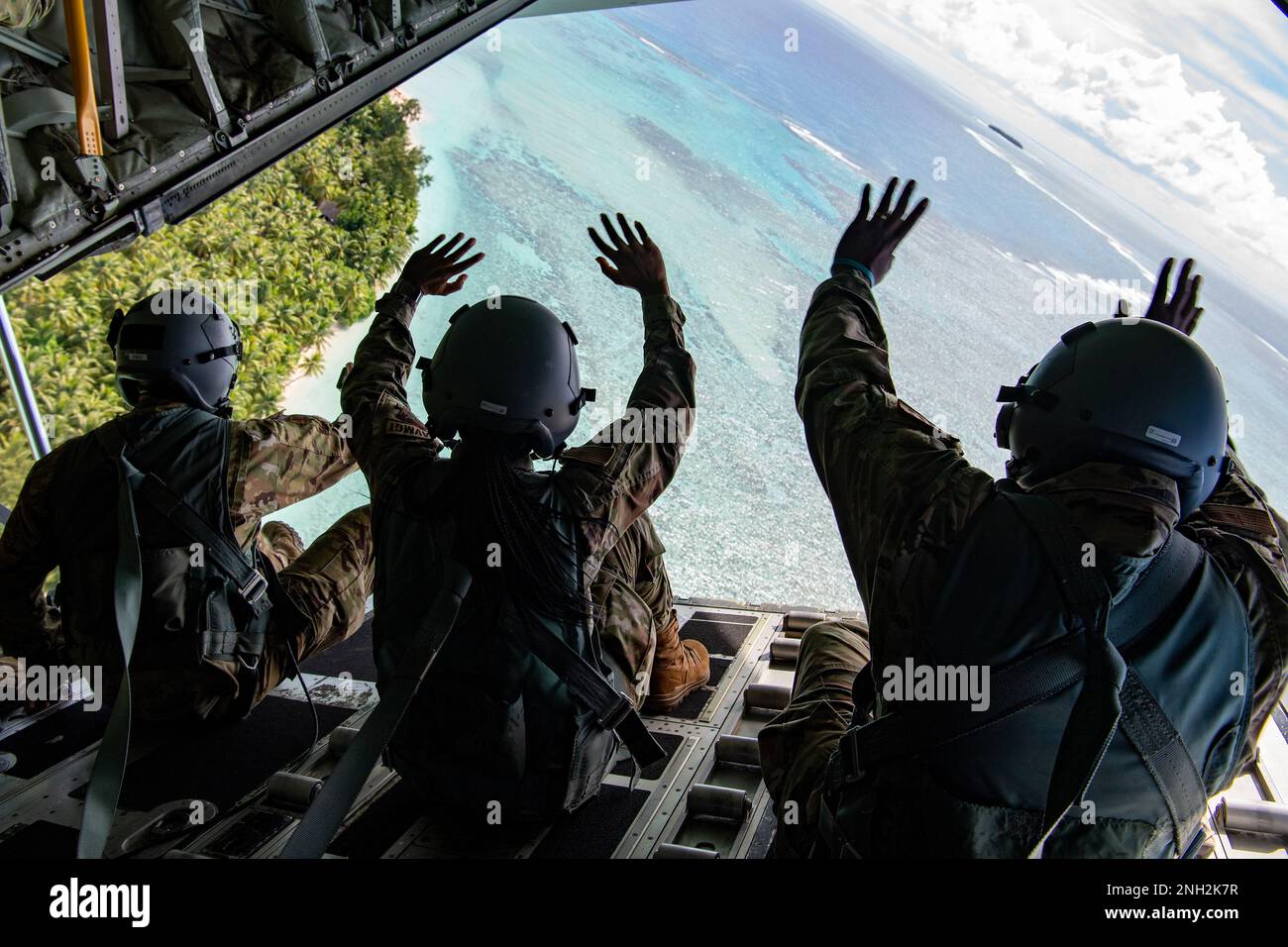 Les aviateurs de l'escadron de transport aérien expéditionnaire 36th se sont emparées vers la communauté insulaire de Pulap, État de Chuuk, États fédérés de Micronésie, le 8 décembre 2022, lors de l'opération Christmas Drop 2022. L'avion, indicatif d'appel Santa 51, a livré 9 paquets aux îles des États fédérés de Micronésie. OCD est la plus longue mission humanitaire et de secours en cas de catastrophe du ministère de la Défense. Chaque année, l'USAF collabore avec les pays de la zone de responsabilité des Forces aériennes du Pacifique pour fournir des fournitures aux communautés insulaires éloignées du Pacifique Sud-est. Banque D'Images