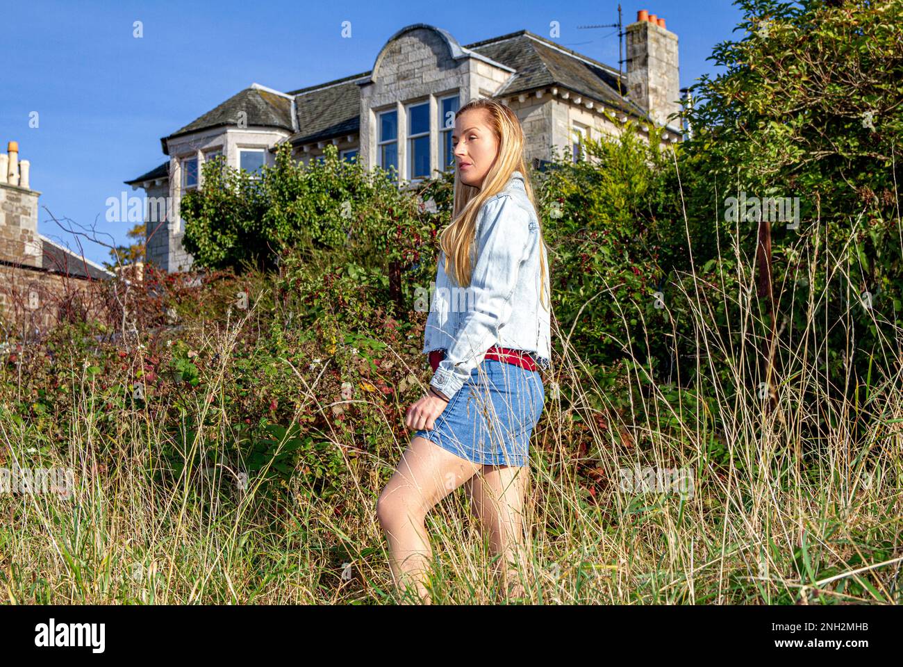 Rhianna Martin pose pour une photo lors d'une belle journée d'octobre à Wormit Beach à Fife, en Écosse Banque D'Images