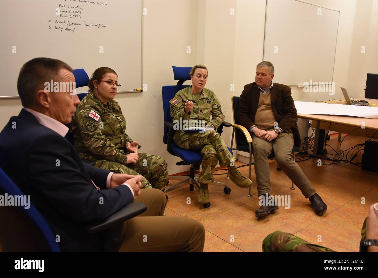 Le lieutenant-colonel Jennifer Gotie, de la division de formation du JFTC, coordonne les activités d'une réunion de la cellule grise lors de l'exercice Leda 2022 à Bydgoszcz, en Pologne. L'exercice d'évaluation de la préparation au combat de 10 jours organisé au Centre d'entraînement de la Force interarmées de l'OTAN était un exercice de commandement virtuel, parrainé par le Commandement terrestre allié, au niveau tactique, qui s'est tenu du 30 novembre au 9 décembre. Banque D'Images