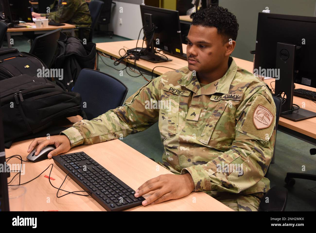 Le Cpl Angel Perez, Force de surveillance au sol de l'Alliance de l'OTAN, travaille dans la cellule des opérations aériennes lors de l'exercice Leda 2022 à Bydgoszcz, en Pologne. L'exercice d'évaluation de la préparation au combat de 10 jours organisé au Centre d'entraînement de la Force interarmées de l'OTAN était un exercice de commandement virtuel, parrainé par le Commandement terrestre allié, au niveau tactique, qui s'est tenu du 30 novembre au 9 décembre. La Force de surveillance au sol de l'OTAN est basée à Sigonella, en Italie. Banque D'Images