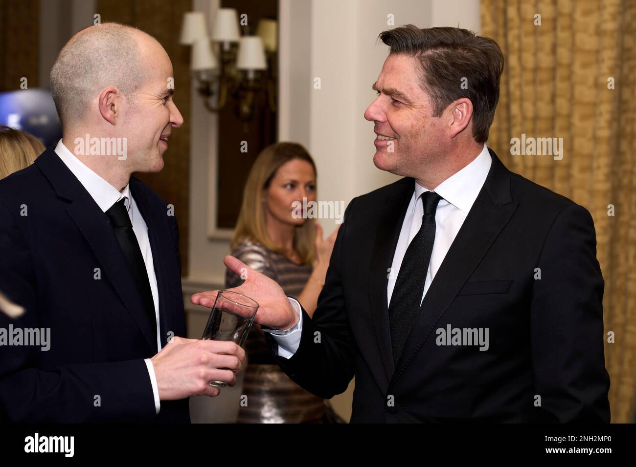 Richard Masters (à droite), directeur général de la Premier League, discute avec les invités lors de la soirée d'hommage à la FWA 2023 au Landmark Hotel, Londres. Date de la photo: Dimanche 19 février 2023. Banque D'Images