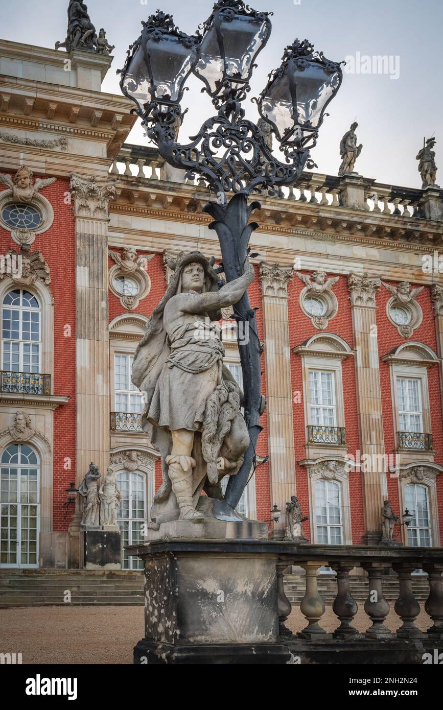 Statue et lampadaire du nouveau Palais (Neues Palais) au parc de Sanssouci - Potsdam, Brandebourg, Allemagne Banque D'Images
