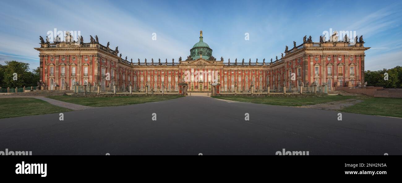 Vue panoramique sur le Nouveau Palais (Neues Palais) au Parc de Sanssouci - Potsdam, Brandebourg, Allemagne Banque D'Images