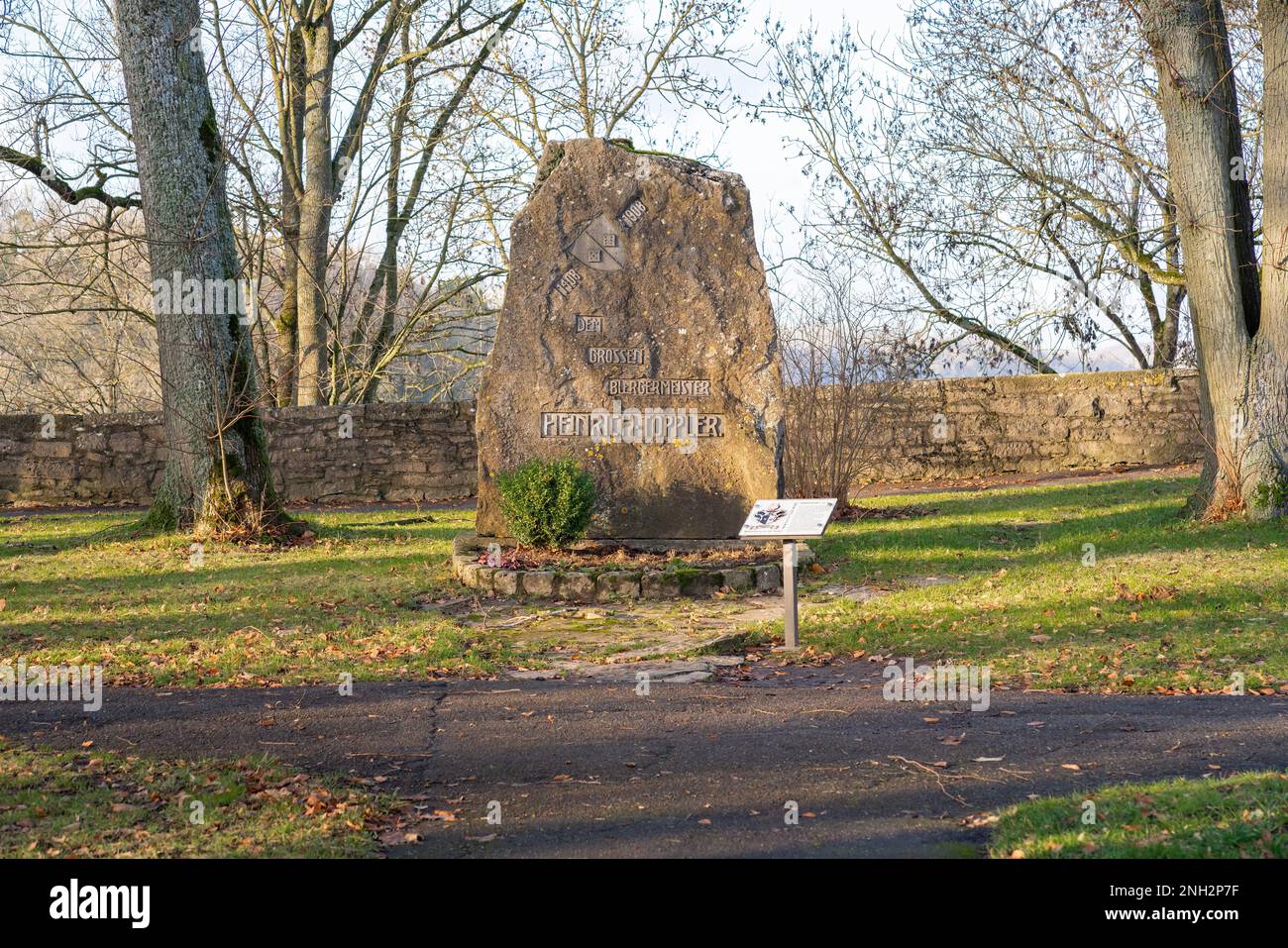 Pierre commémorative pour Heinrich Topler aux jardins du château (Burggarten) - Rothenburg ob der Tauber, Bavière, Allemagne Banque D'Images