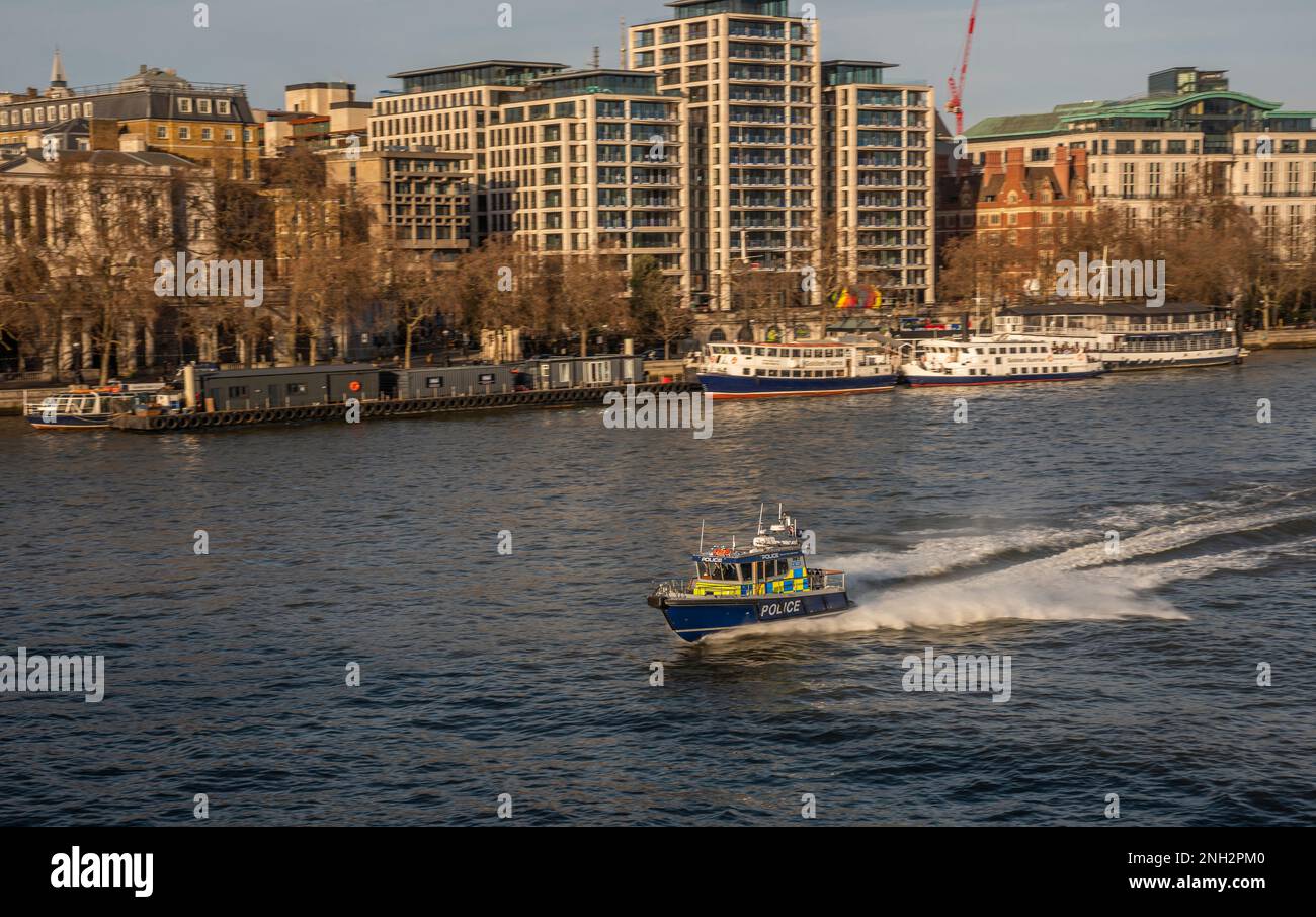 Thames River police poursuite bateau se déplaçant à grande vitesse, Londres, Royaume-Uni Banque D'Images