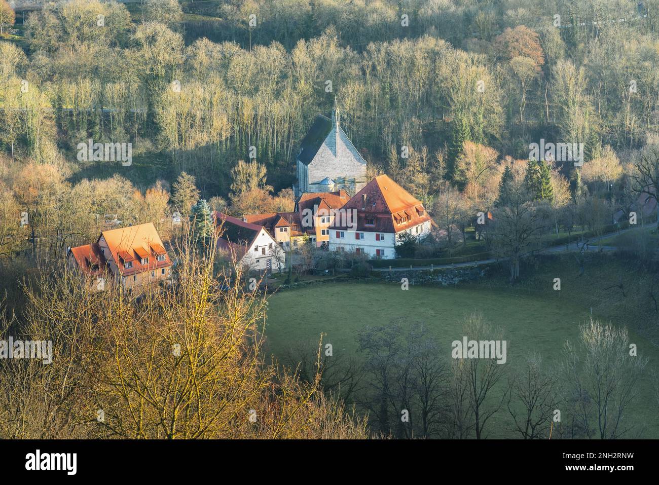 Vue sur la vallée de Tauber avec notre dame de l'église de Kopolzell (Unsere liebe Frau zu Kopolzell) - Rothenburg ob der Tauber, Bavière, Allemagne Banque D'Images