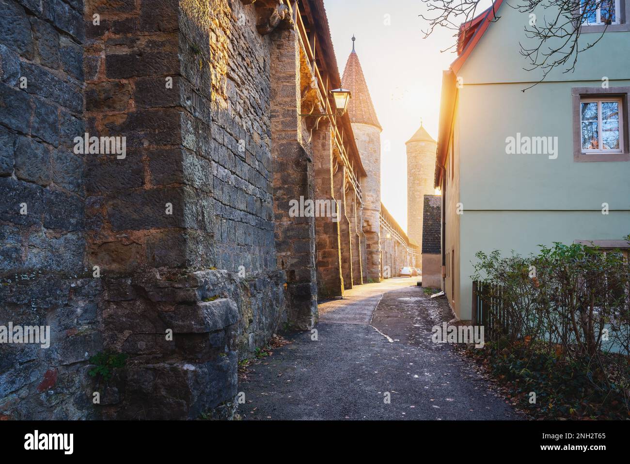 Murs médiévaux avec Schwefelturm (Tour du soufre) et Tour Faulturm - Rothenburg ob der Tauber, Bavière, Allemagne Banque D'Images