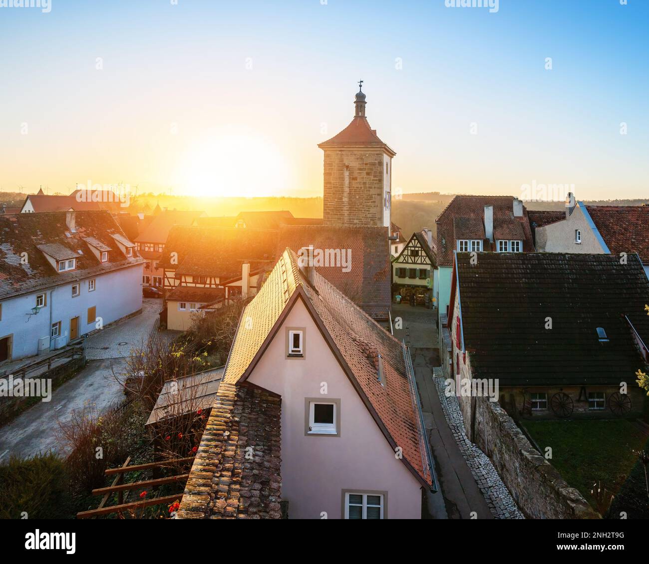 Vue sur la vieille ville avec Siebersturm (Tour des Siebers) au coucher du soleil - Rothenburg ob der Tauber, Bavière, Allemagne Banque D'Images