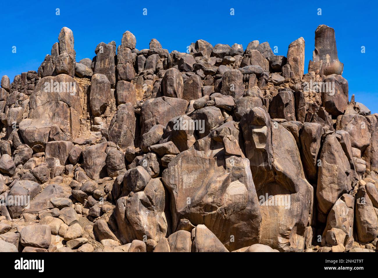 Hiéroglyphes égyptiens anciens. L'île Seheil d'Assouan, la plus connue pour la sculpture de la famine. Assouan. Egipt. Afrique. Banque D'Images