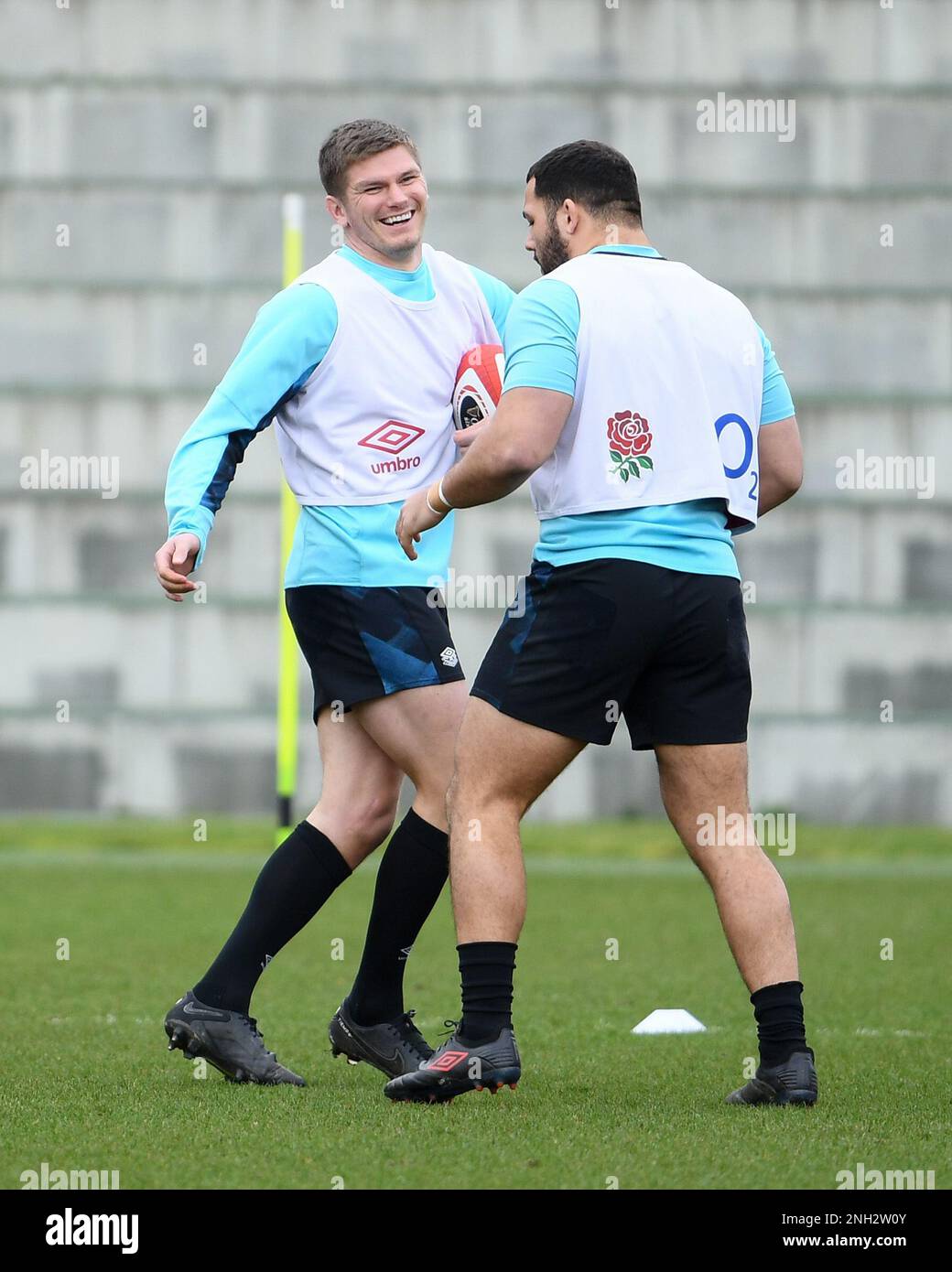 Honda England Rugby Performance Center, Pennyhill Park, Angleterre, Royaume-Uni. 20th février 2023. Owen Farrell en Angleterre avec Ellis Genge pendant la session d'entraînement de rugby en Angleterre, alors qu'ils se préparent à prendre le pays de Galles à Cardiff sur 25 février: Crédit: Ashley Western/Alamy Live News Banque D'Images