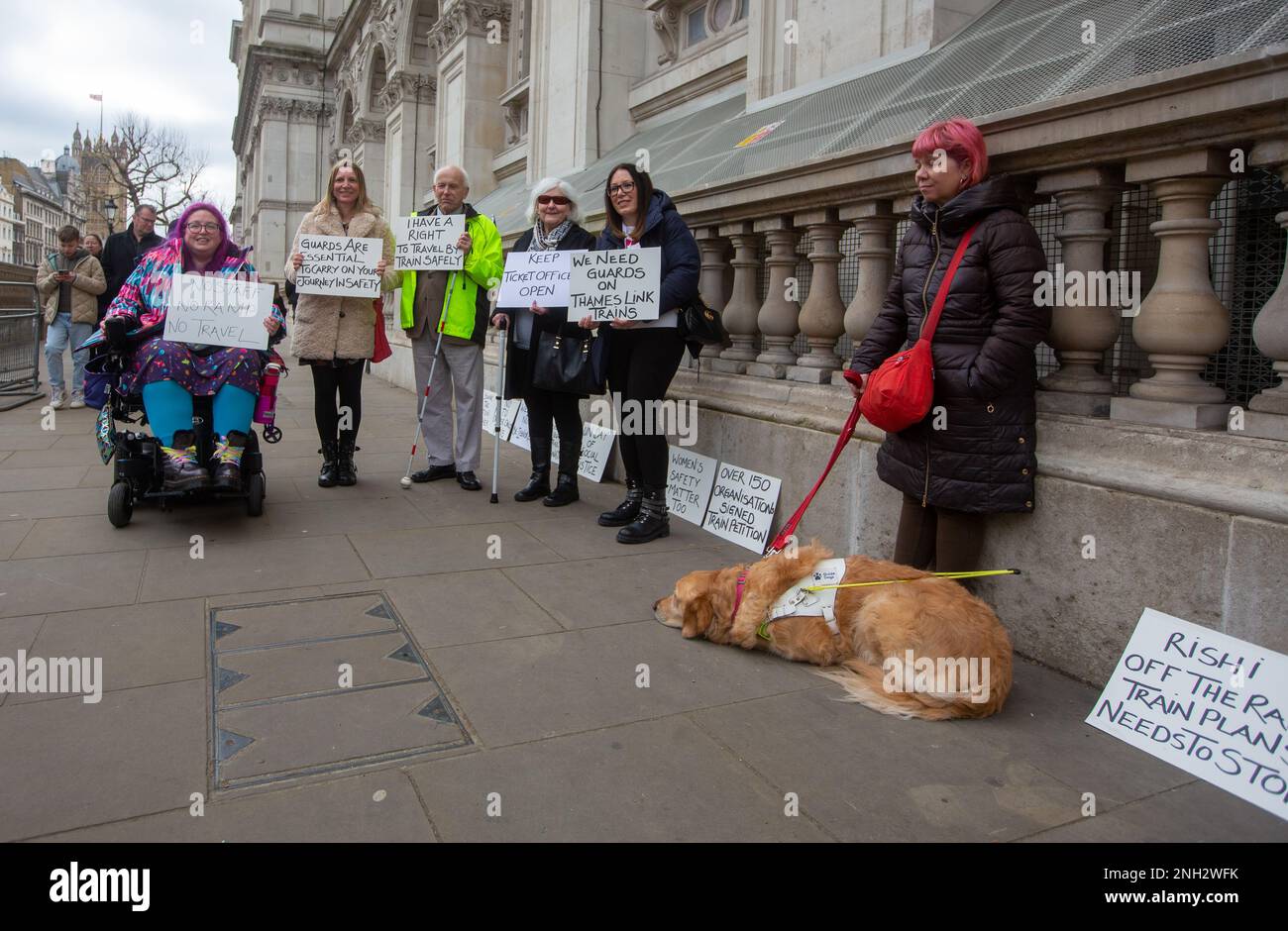 Londres, Angleterre, Royaume-Uni. 20th févr. 2023. Pétition signée par plus de 150 organisations britanniques demandant au Premier ministre Rishi Sunak de repenser les projets de modernisation ferroviaire qui empêcheront les personnes handicapées de voyager par train de manière indépendante, en 10 Downing Street, par la National Federation of the Blind of the UK (NFBUK). Pétition demander que tous les gardes soient maintenus dans les trains, que tous les guichets soient ouverts et plus longtemps, que toutes les gares soient dotées de personnel et que tous les trains aient des gardes le 20 février 2023. Crédit : ZUMA Press, Inc./Alay Live News Banque D'Images