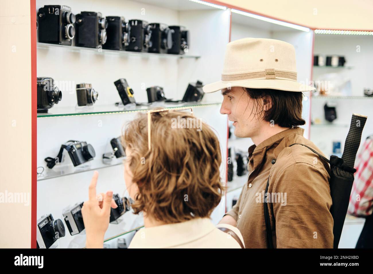 Les jeunes d'un musée examinent les vieux équipements photographiques. Visiteurs du Musée de la photo Banque D'Images