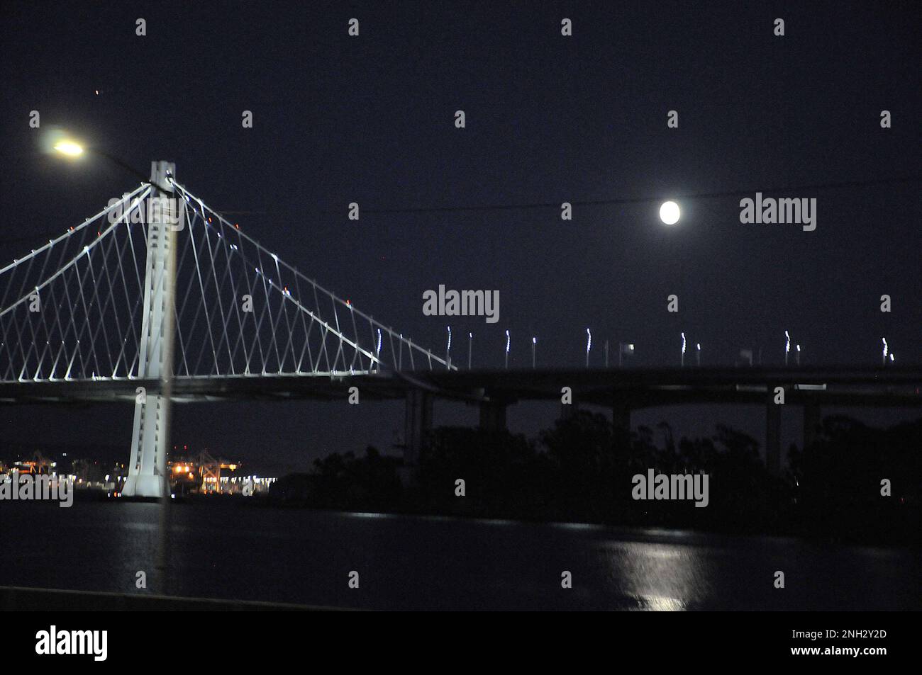 Treasure Island San Francisco /Bay Brige /california/ 12 septembre 2019/San Francisco par des lumières nocturnes et vue depuis le pont de la baie . (Photo..Francis Dean / Deanimages). Banque D'Images