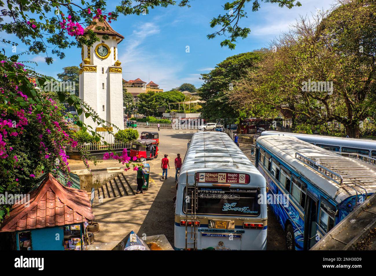 La station de bus à tour d'horloge dans le centre de Kandy, dans le pays de la colline du Sri Lanka Banque D'Images