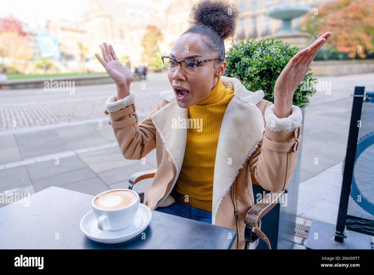 une femme en colère et inhuppy étudiant, à distance d'apprentissage, cours de formation, travail, chat, regarder des formations en ligne, argumenter, webinar à l'aide d'un ordinateur portable dans Banque D'Images