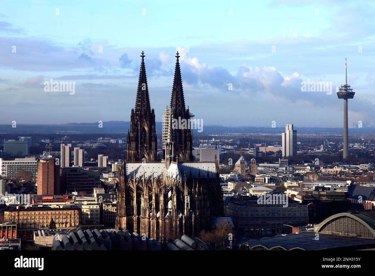 Échafaudage sur la cathédrale de Cologne pendant la restauration, Rhin, Rhénanie-du-Nord-Westphalie, Allemagne, Europe Banque D'Images