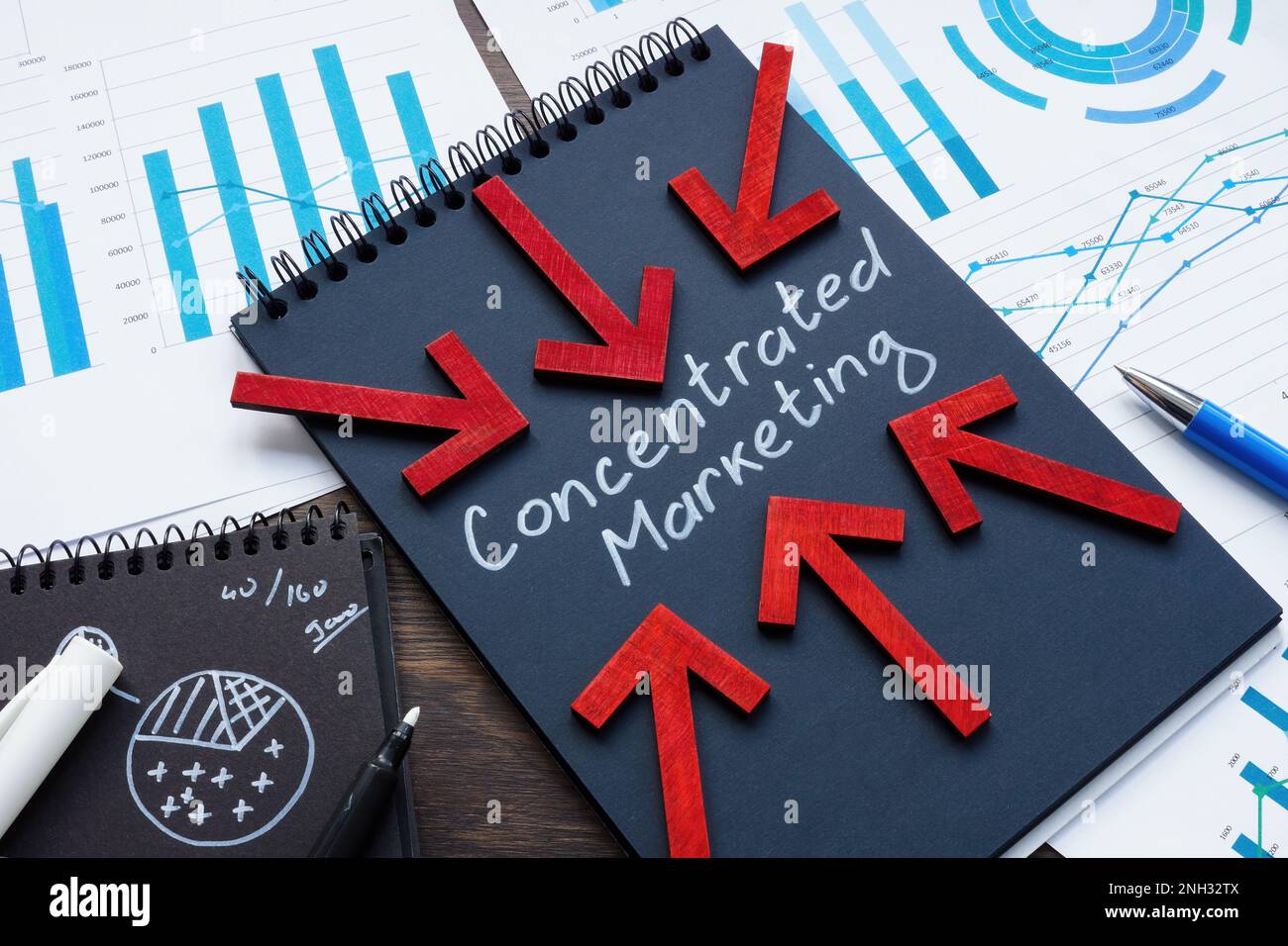 Ouvrez le bloc-notes avec inscription marketing concentré et flèches. Banque D'Images