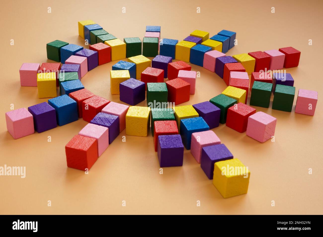 Les cercles abstraits des cubes colorés sont le concept de la connexion et de la structure de l'entreprise. Banque D'Images