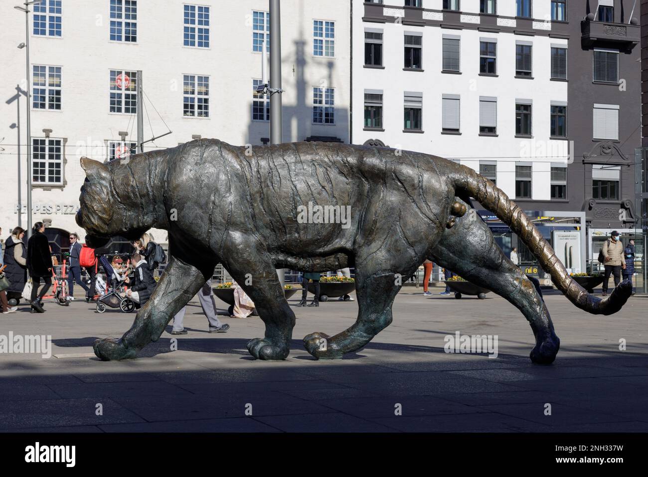 Oslo, Norvège. 30 avril 2022 : gare centrale d'Oslo et sculpture de tigre dans la rue principale de la capitale norvégienne Banque D'Images