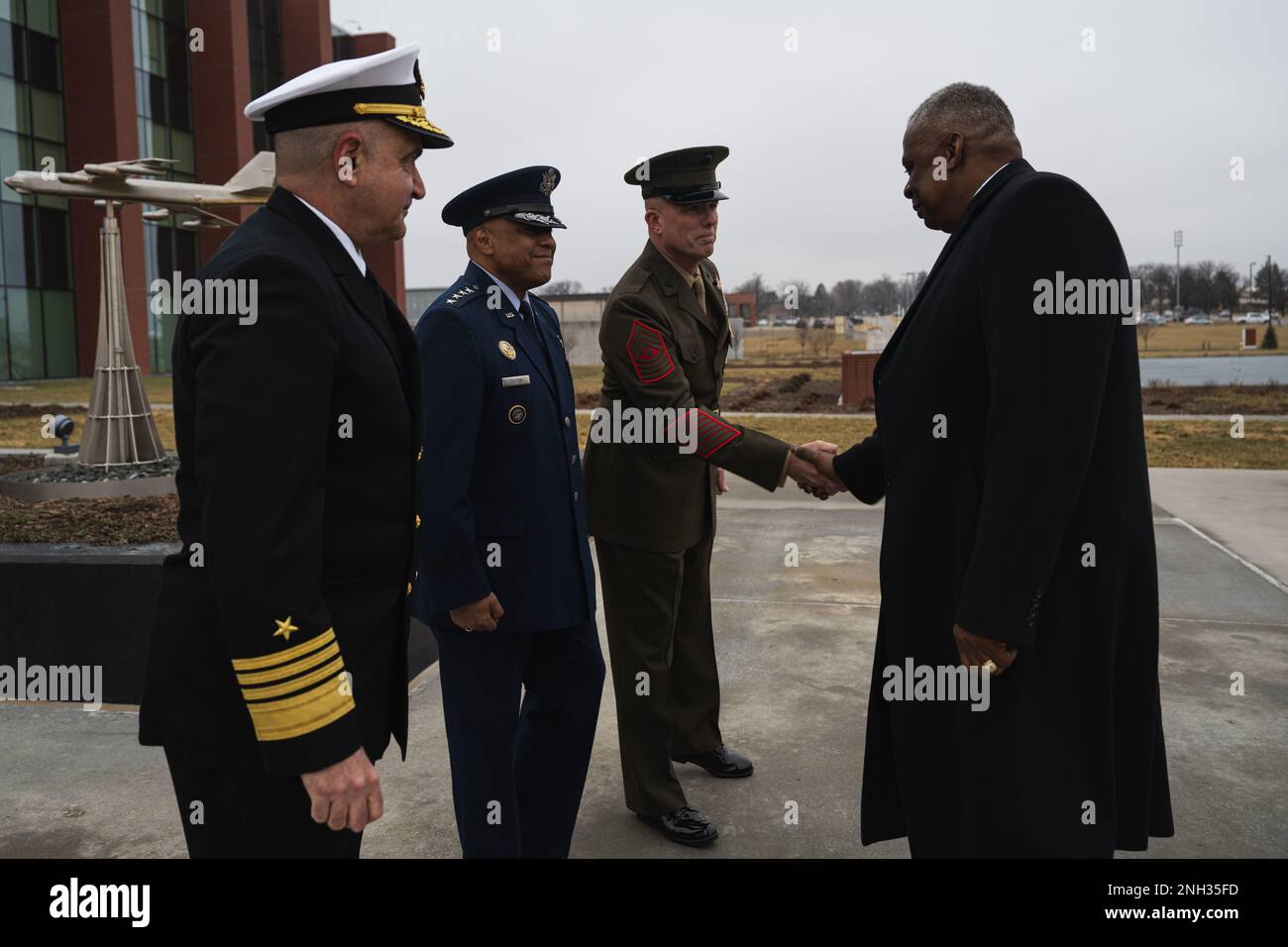 Le secrétaire à la Défense Lloyd J. Austin III est accueilli par les États-Unis sortants Commandant de commandement stratégique des États-Unis Charles “Cras” A. Richard, commandant entrant de USSTRATCOM aux États-Unis Le général Anthony J. Cotton de la Force aérienne et le chef de commandement principal de l'USSTRATCOM ont nommé le Sgt. Howard Kreamer à l'installation de commandement et de contrôle du général Curtis E. LeMay, Omaha (ONÉ), le 9 décembre 2022. (Photo DoD des États-Unis Maître de vaisseau 2nd classe Alexander Kubitza) Banque D'Images