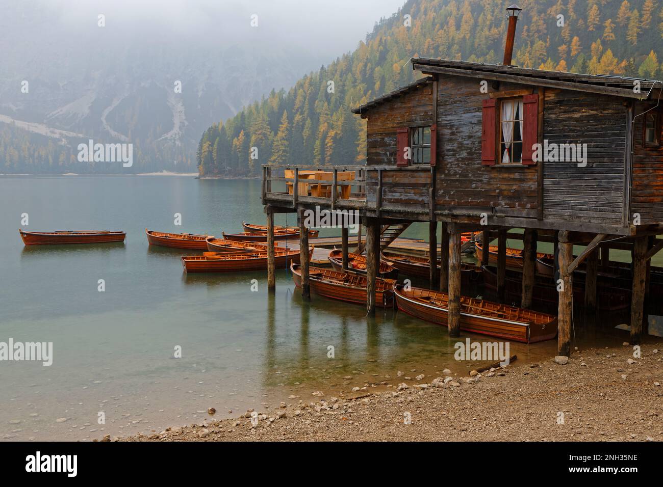 BRAIES, ITALIE, 21 octobre 2021 : petits bateaux touristiques sur Lago di Braies.Lac de gagner le surnom de la Perle des Alpes en raison de son popularist croissant Banque D'Images
