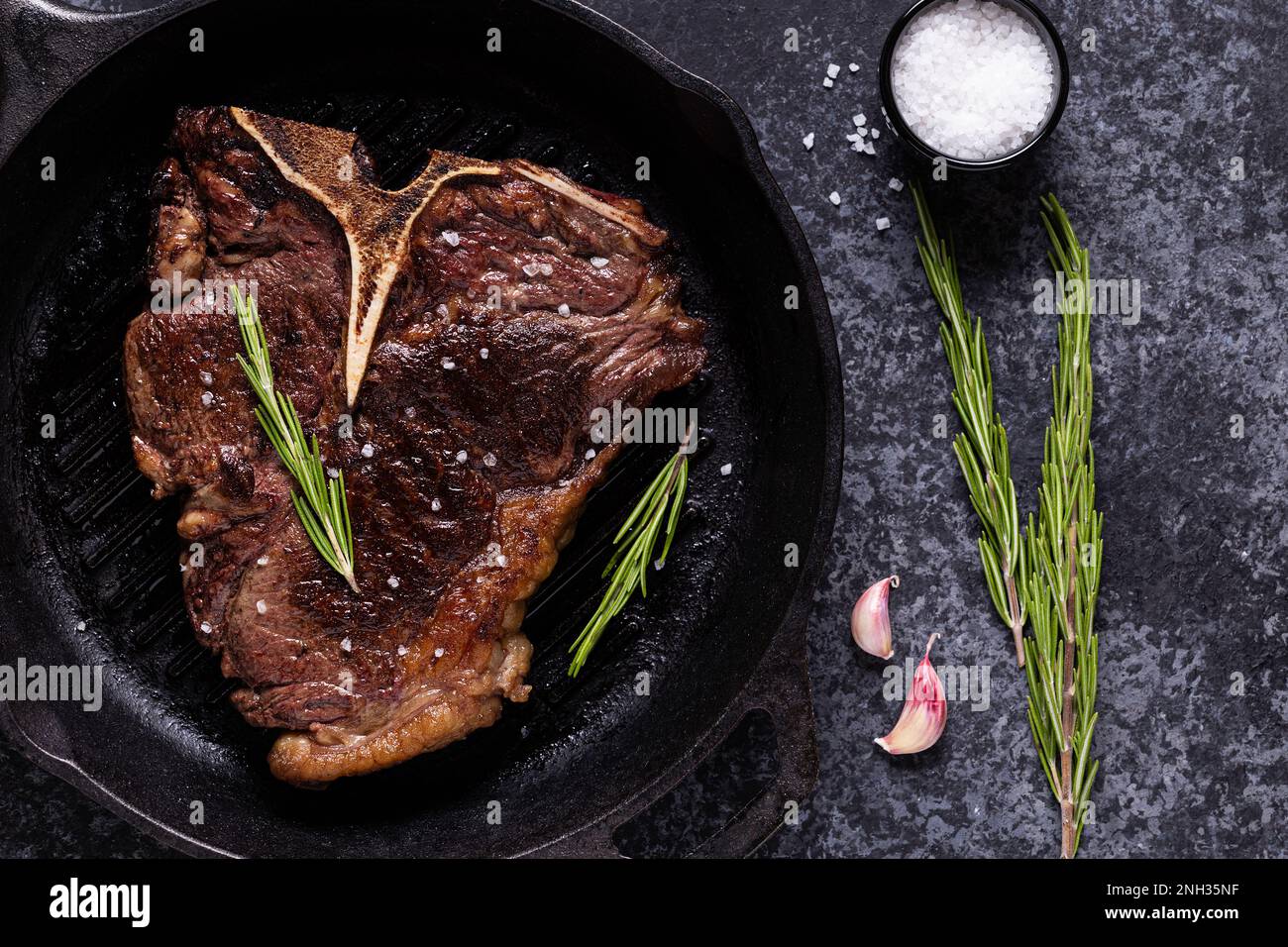 Steak de bœuf grillé aux épices dans une poêle, vue de dessus Banque D'Images