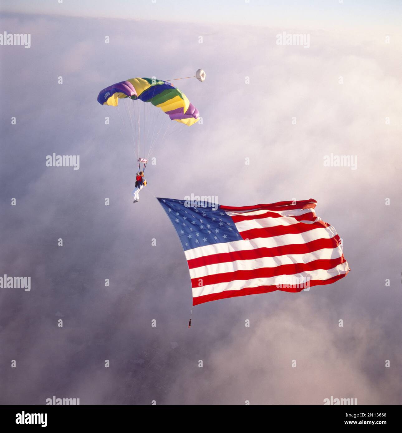 Parachute unique tombant avec la pousse ouverte et un grand drapeau américain démené Banque D'Images