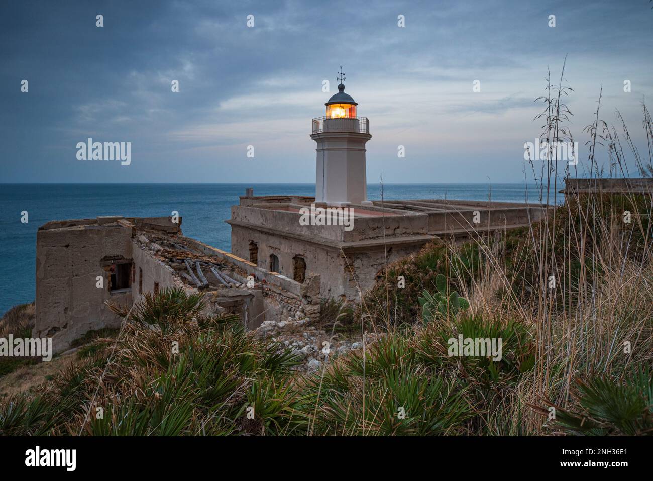 Phare de Capo Zafferano au crépuscule, Sicile Banque D'Images