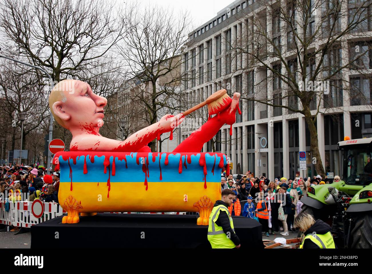 Le lundi de Shrove procession à Düsseldorf, flotte de carnaval à thème par le designer Jacques Tilly : Poutine baigne dans une baignoire pleine de sang Banque D'Images