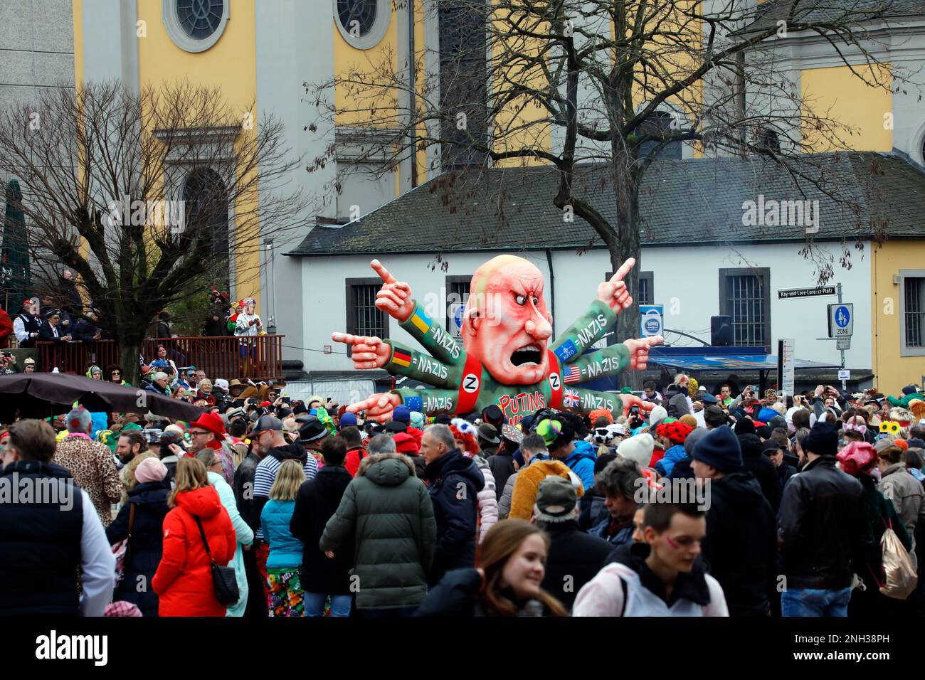 La procession du lundi de Shrove à Düsseldorf, flotte sur le thème du carnaval par le designer Jacques Tilly : la folie de Poutine à l'égard des Nazis Banque D'Images