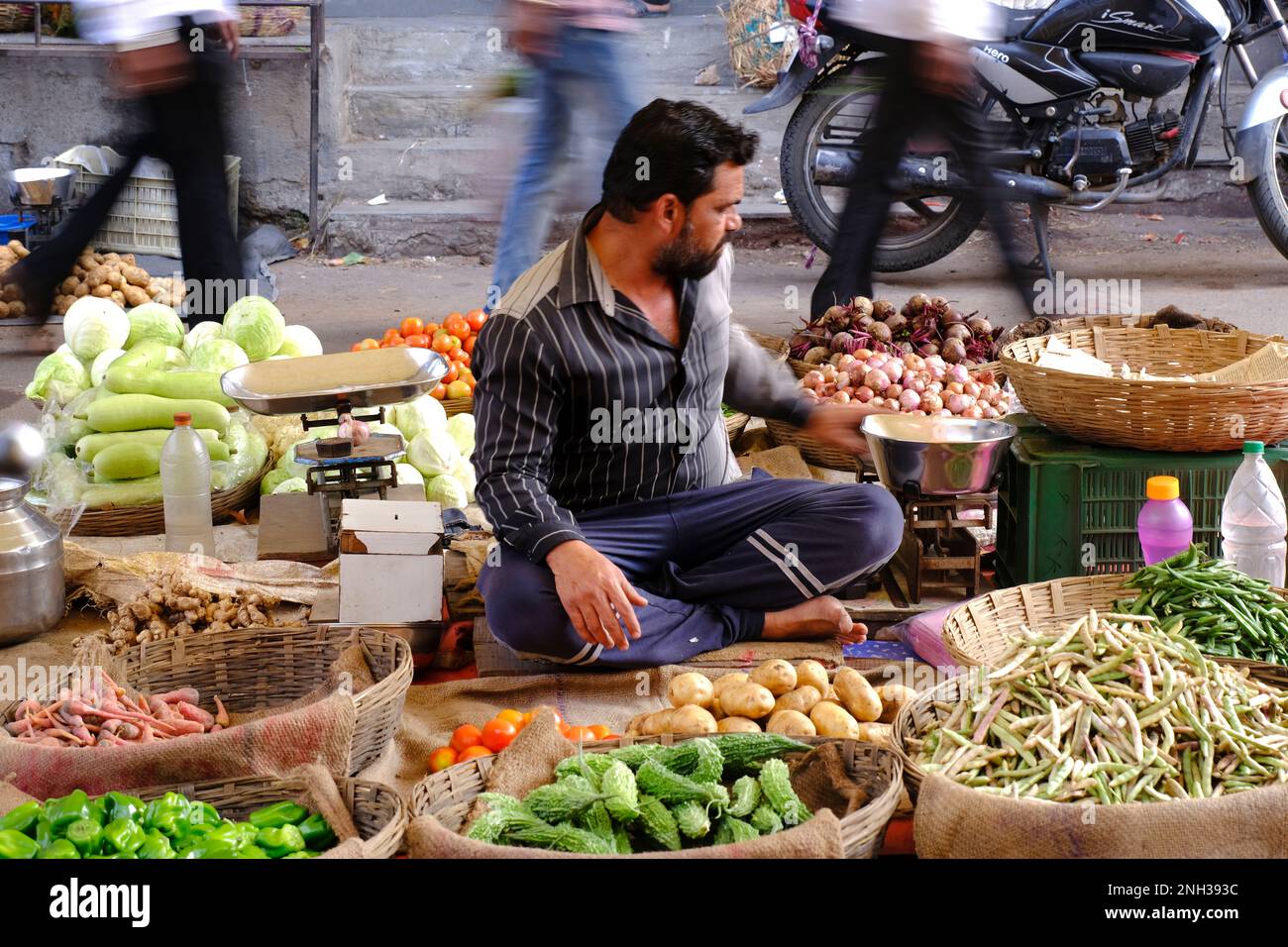 Phaltan, Maharashtra, Inde. 31 janv. 2023, Un villageois assis sur le côté de la route d'une zone occupée dans le marché local pour vendre ses légumes. Banque D'Images