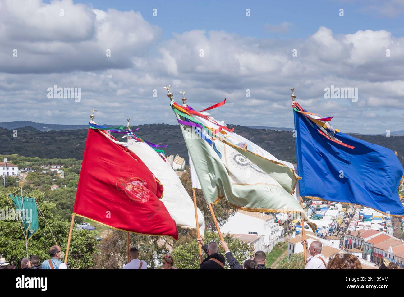 Province d'Andujar Jaen Espagne Romeria annuelle de la Virgen de la Cabeza. Drapeaux et bannières étant transportés par les différentes fraternelles qui voyagent de tous Banque D'Images