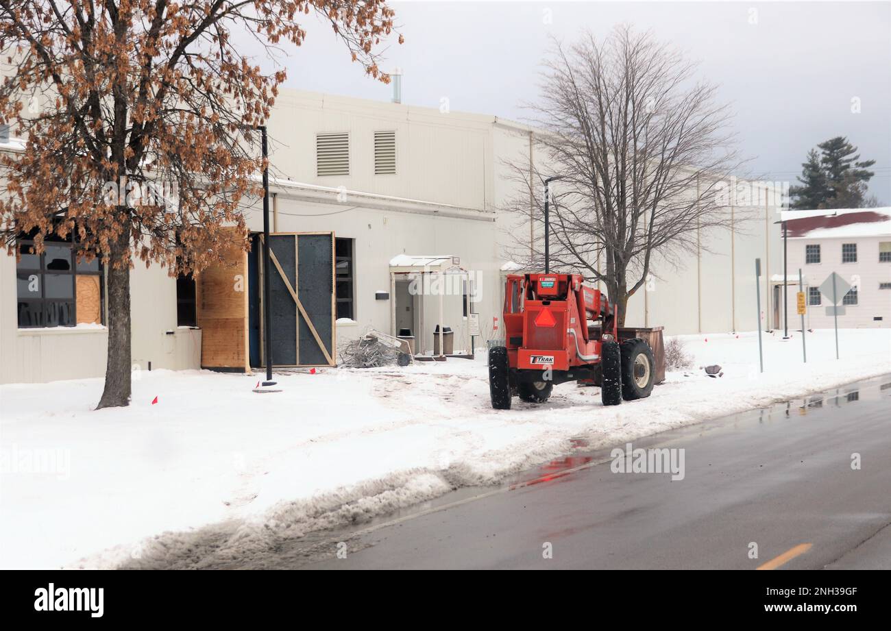 Un travailleur de R.J. Jurowski Construction Inc. De Whitehall, Wisconsin, travaille à la rénovation du centre de conditionnement physique Rumpel le 9 décembre 2022, à fort McCoy, Wisconsin. Le projet a débuté le 1 novembre 2022 et devrait être terminé à l'automne 2023. Le projet comprend la réception extérieure d'une nouvelle voie d'évitement, d'une toiture et de trottoirs, ainsi qu'un ajout d'entreposage. L'aménagement intérieur est entièrement repensé et comprend des vestiaires, des aires de cardio-training/d'étirement/d'équipement et des bureaux. Il y aura aussi de la peinture fraîche partout, une nouvelle entrée et un vestibule, et une nouvelle piscine redessinée, fort McCoy Banque D'Images