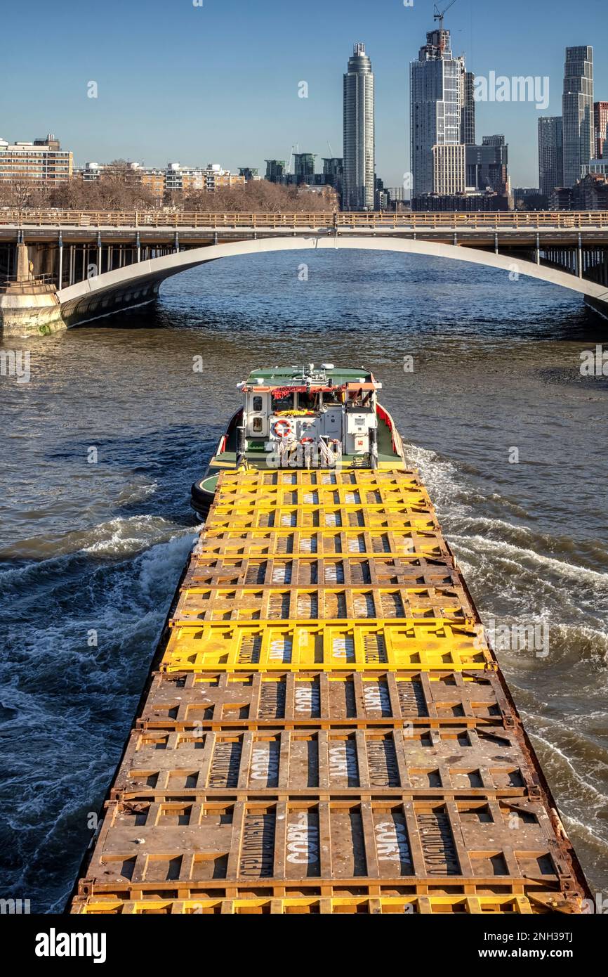 Barge de transport sous le pont Chelsea Banque D'Images