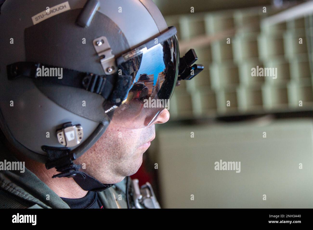 ÉTATS-UNIS Le lieutenant-colonel Lucas Crouch de la Force aérienne, officier d’échange de la Force aérienne du Japon et pilote instructeur du C-130H, regarde un paquet spécial en hommage à la mémoire de l’aviateur principal Jeremy Jutba-Hake, charmeur du 36th Escadron de transport aérien qui est décédé pendant l’opération Christmas Drop en 2015. L'avion a fourni une aide humanitaire à l'atoll de Fananu dans l'État de Chuuk, États fédérés de Micronésie, le 9 décembre 2022, au cours de l'opération Christmas Drop 2022. Banque D'Images