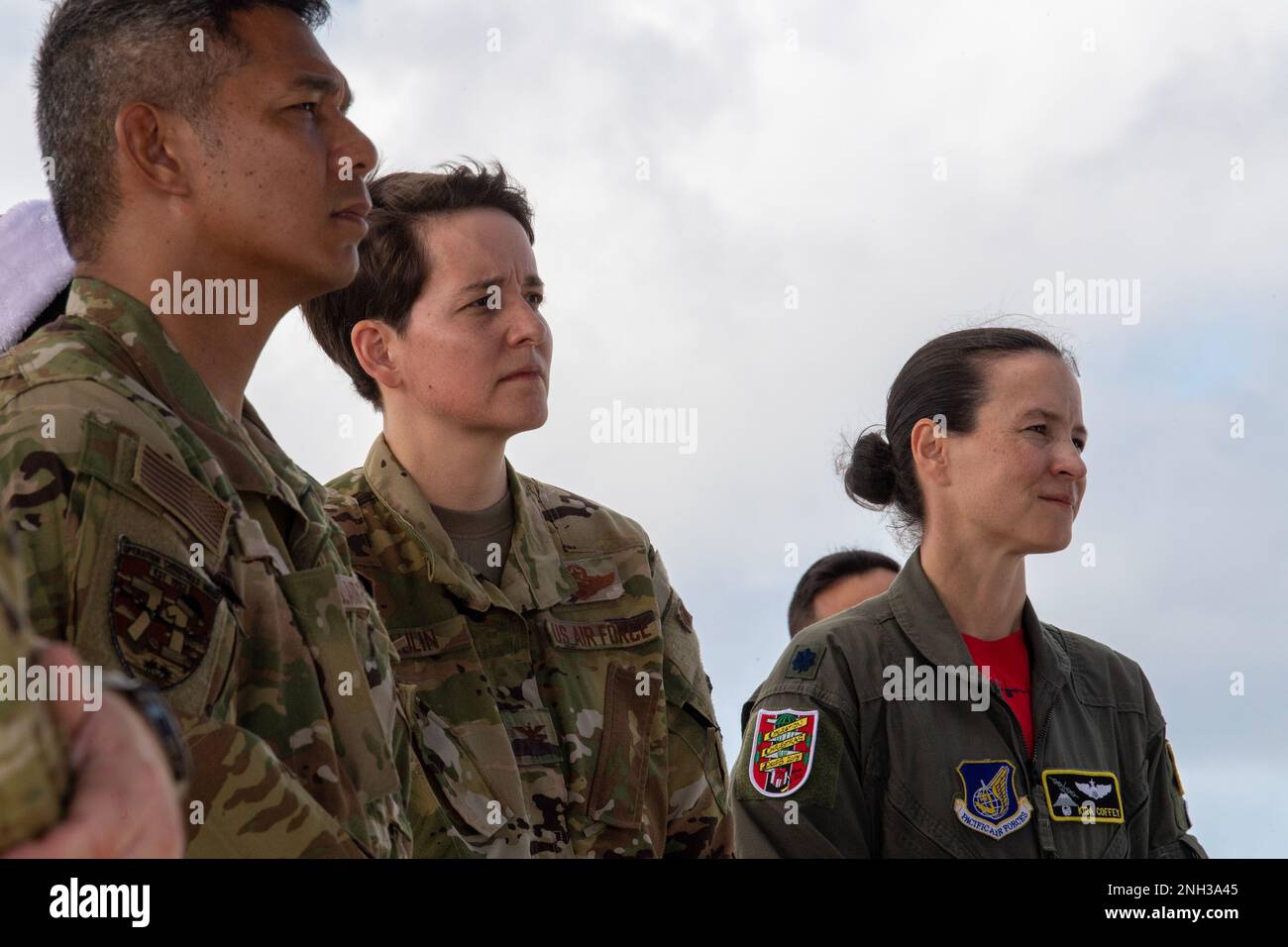 (De droite à gauche) Lt. Col. Kira Coffey, commandant de l'escadron de transport aérien expéditionnaire 36th, Col. Julie Gaulin, vice-commandant de l'escadre de transport aérien 374th, Et le Sgt. Principal Jonathan Onekea, premier sergent de 36th AES, écoutez les remarques au cours d'une cérémonie en souvenir de l'homme d'aviation principal Jeremy Jutba-Hake, un charmeur de l'escadron de transport aérien 36th qui est décédé pendant l'opération Christmas Drop en 2015, à la base aérienne d'Andersen, Guam, le 9 décembre 2022. Jutba-Hake a souffert de complications cardiaques pendant les tâches post-vol qui ont conduit à son décès suite à un vol de chute d'opération de Noël en 2015. Banque D'Images
