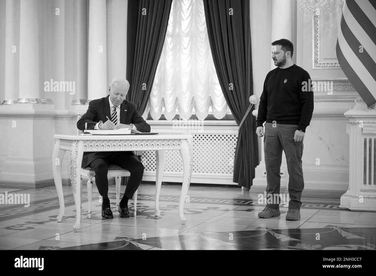 KIEV, UKRAINE - 20 février 2023 -États-Unis Le président JOE BIDEN a fait un trajet de 10 heures en train de la Pologne au capitole de Kiev, où il a rencontré le président ukrainien VOLODYMYR ZELENSKY. La visite de Biden « sous le radar » a consisté à réaffirmer l’engagement des États-Unis en faveur de l’effort de guerre en Ukraine et d’une éventuelle paix dans la région. À Kiev, le président Biden a annoncé une nouvelle livraison d'équipements critiques pour l'Ukraine. Ce paquet comprend des munitions d'artillerie, des systèmes anti-armures et des radars de surveillance aérienne pour aider à protéger le peuple ukrainien des bombardements aériens. Photo: Le Président de l'Ukraine Banque D'Images