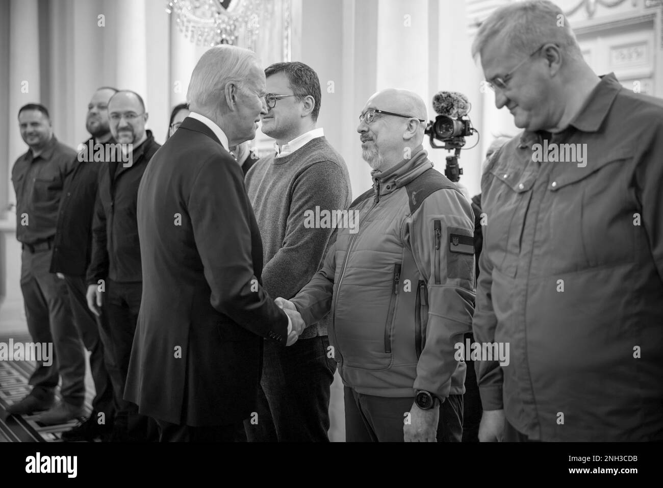 KIEV, UKRAINE - 20 février 2023 -États-Unis Le président JOE BIDEN a fait un trajet de 10 heures en train de la Pologne au capitole de Kiev, où il a rencontré le président ukrainien VOLODYMYR ZELENSKY. La visite de Biden « sous le radar » a consisté à réaffirmer l’engagement des États-Unis en faveur de l’effort de guerre en Ukraine et d’une éventuelle paix dans la région. À Kiev, le président Biden a annoncé une nouvelle livraison d'équipements critiques pour l'Ukraine. Ce paquet comprend des munitions d'artillerie, des systèmes anti-armures et des radars de surveillance aérienne pour aider à protéger le peuple ukrainien des bombardements aériens. Photo: Le Président de l'Ukraine Banque D'Images