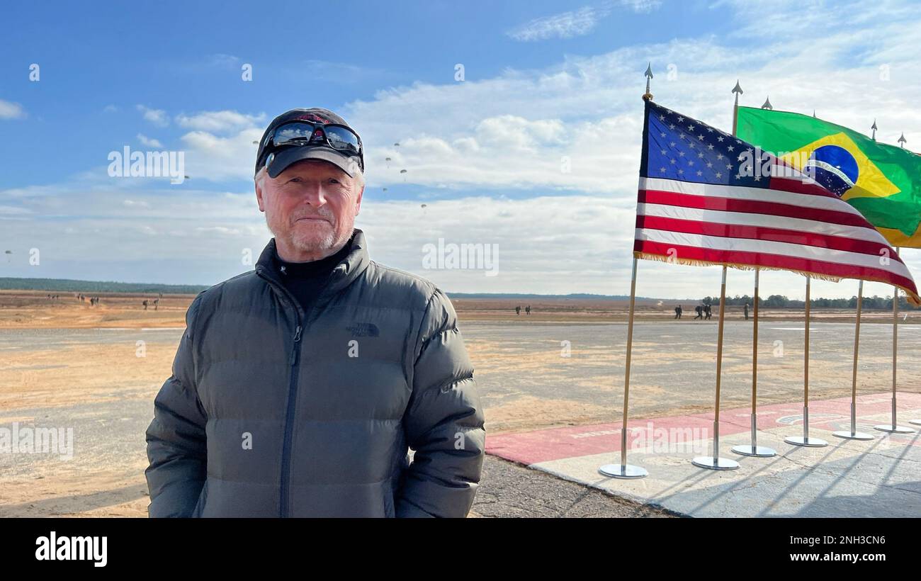 Willie Wellbrook, ancien sergent-chef de la Force aérienne et ami du Sgt. 1st classe Randy Oler, observe l'action sur la Sicily Drop zone, pendant le Randy Oler Memorial Toy Drop 2,0 2022, un événement d'entraînement aéroporté combiné organisé par les États-Unis Commandement des affaires civiles et des opérations psychologiques de l’Armée de terre (Airborne) en collaboration avec le fort Bragg local et les organisations aéroportées des pays partenaires à fort Bragg, NC, du 5-12 au 24 décembre 2022. L'événement augmente la validation, la normalisation et l'interopérabilité des opérations aériennes conjointes avec les pays partenaires, tout en offrant également une approche communautaire. Banque D'Images