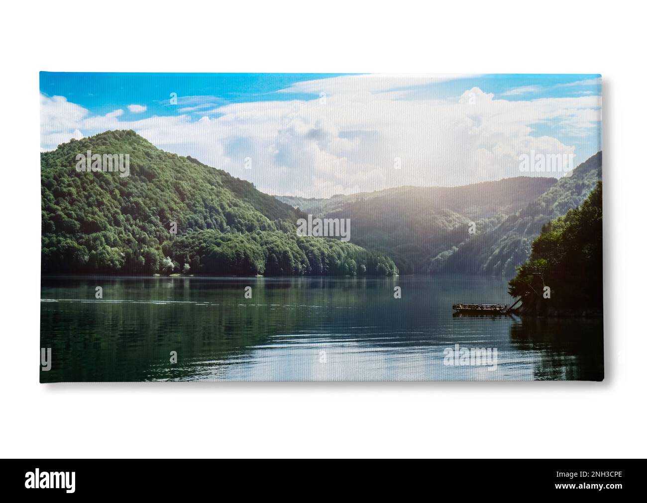Photo imprimée sur toile, fond blanc. Vue pittoresque sur le magnifique lac entouré par les montagnes par beau temps Banque D'Images