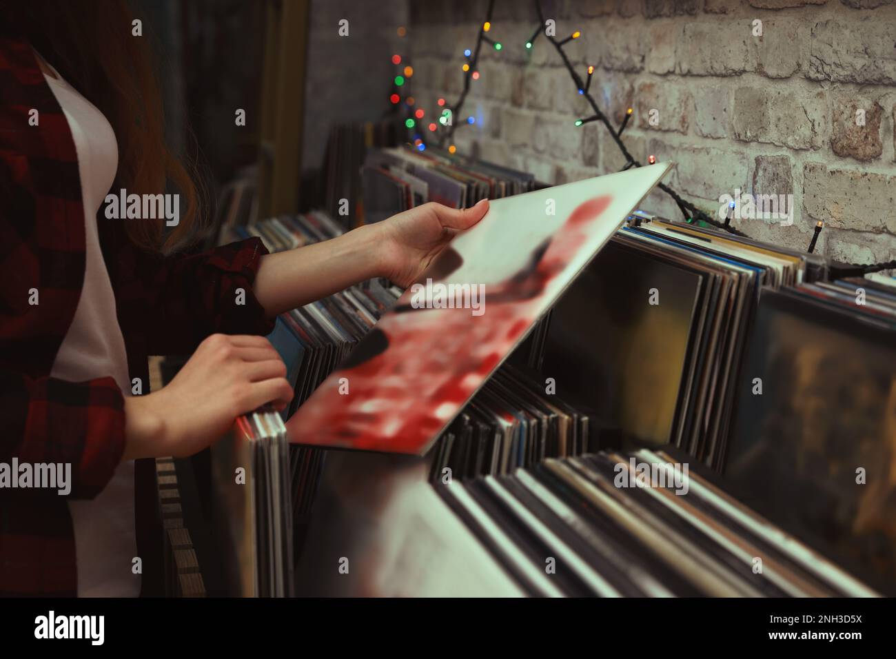 Femme choisissant des disques vinyle en magasin, gros plan Banque D'Images