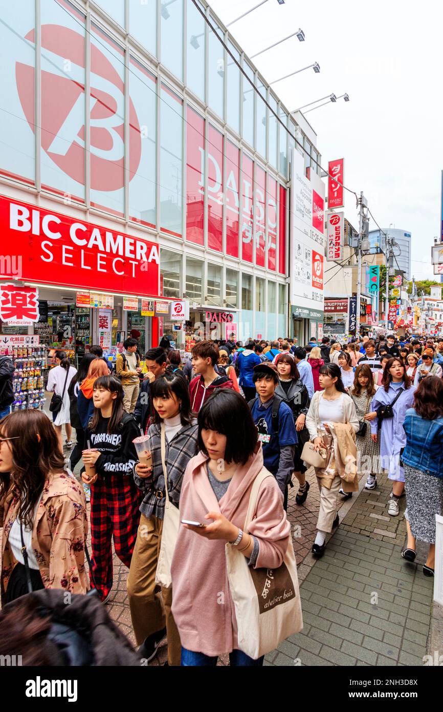 Les gens et les touristes qui marchaient devant le magasin BIC Camera, sur Takeshita Street, Harajuku, Tokyo. La rue est l'épicentre du style de mode Harajuku Banque D'Images