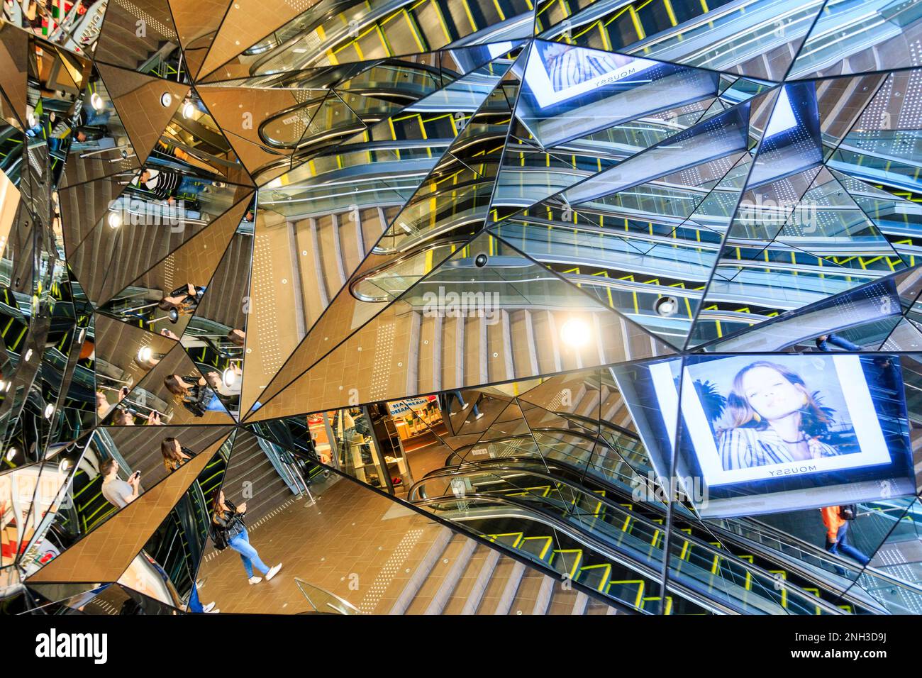 La salle des miroirs à l'entrée en bâtiment Tokyu Plaza Omotesando, Tokyo. Les miroirs avec leur modèle de réflexions décousues des escaliers d'accès Banque D'Images